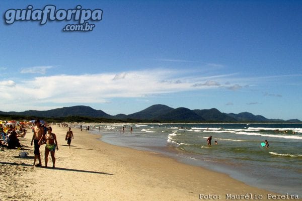 Foto da Praia da Barra da Lagoa com a Praia do Moçambique ao fundo
