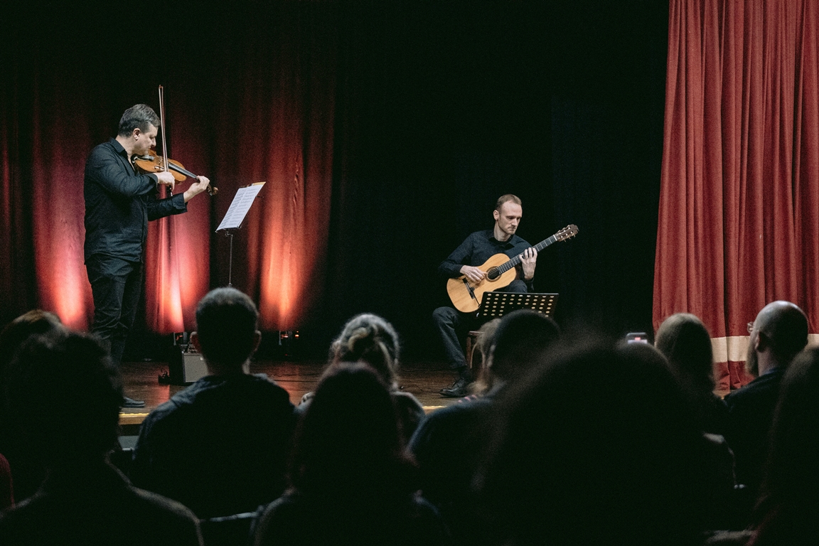 Turnê do Duo Girardello & Pofahl traz concerto gratuito de música no Museu da Escola Catarinense