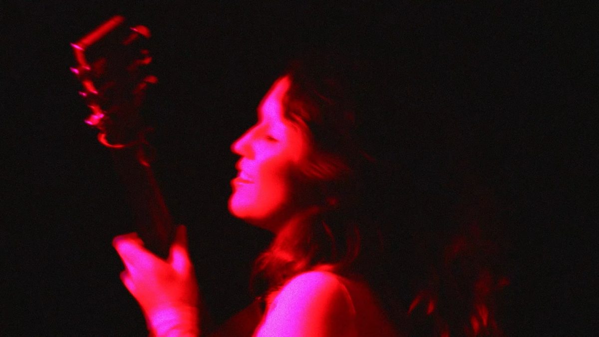 Amanda Cadore anuncia turnê do disco Viva em Florianópolis