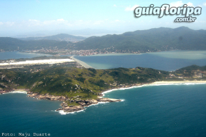 Praia do Gravatá, com a Praia Mole (direita) e a Lagoa da Conceição ao fundo