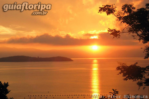 Pôr-do-sol visto da Praia do Sambaqui